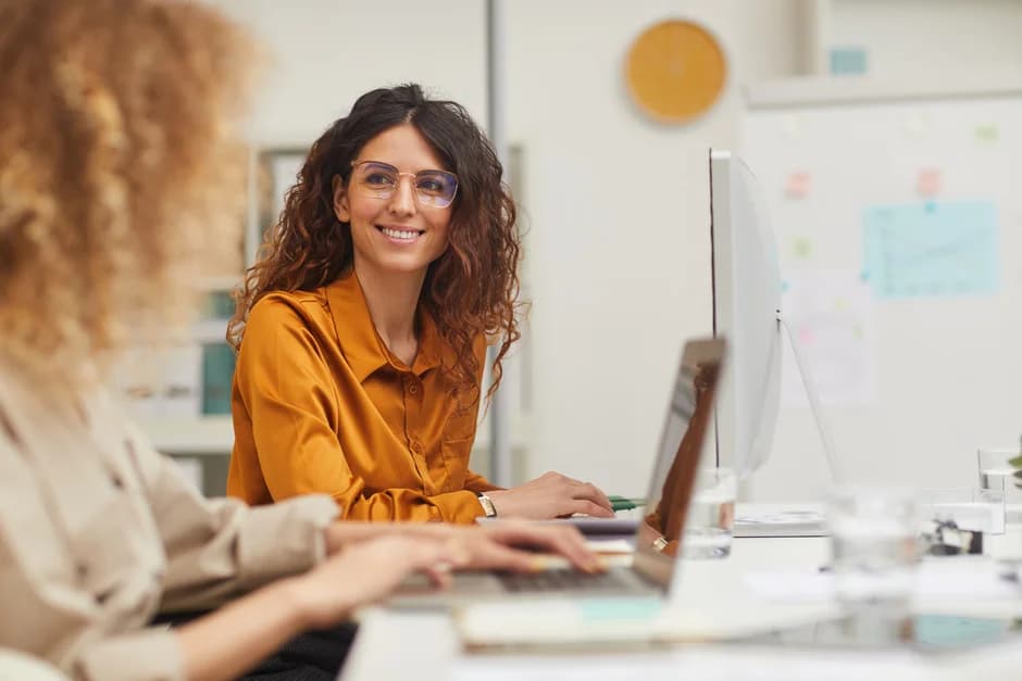Women_sitting_laptop_950x450